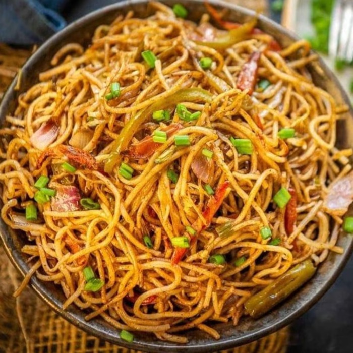Chicken hakka noodles with peppers and scallions